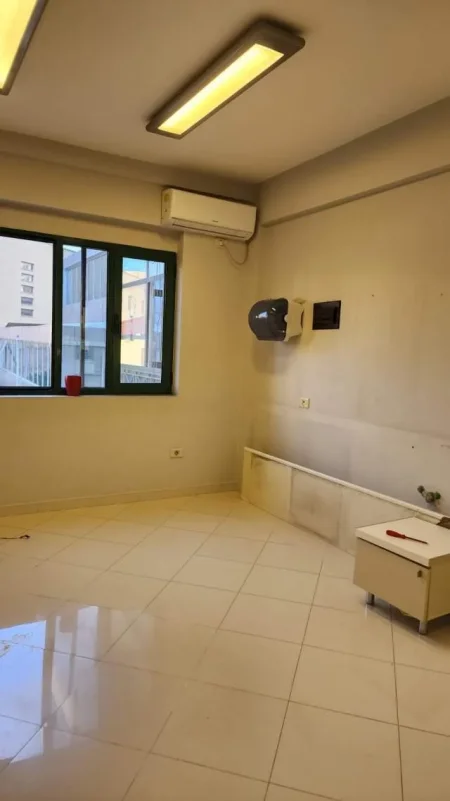 Tirane, jepet me qera zyre Kati 1, 70 m² 500 Euro (Qender)