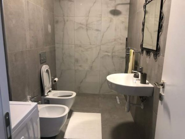 Apartament 1+1 me qira, prane spitalit Nene Tereza ne Tirane