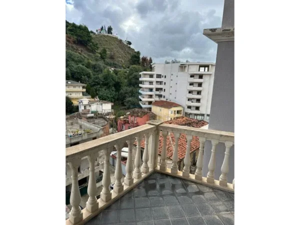Vlore, shitet apartament 1+1 Kati 3, 615 m² 93.000 € (Sheshi i Flamurit)