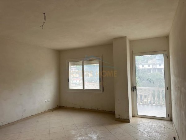 Vlore, shitet apartament 1+1 Kati 3, 615 m² 93.000 € (Sheshi i Flamurit)