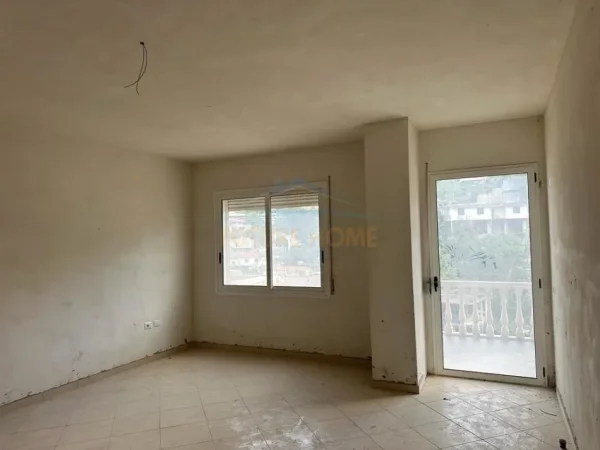 Vlore, shitet apartament 1+1 Kati 3, 615 m² 93.000 € (Sheshi i Flamurit)