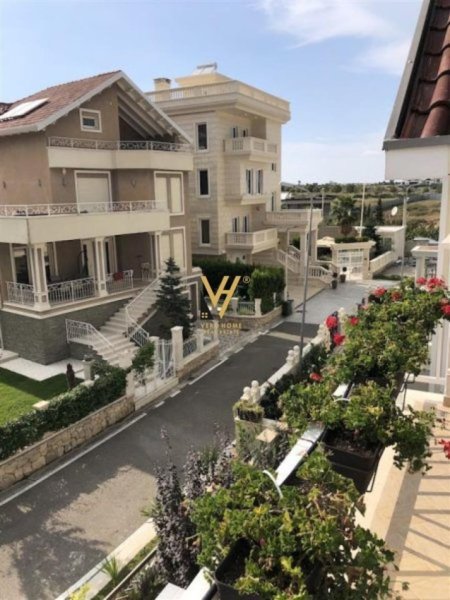Tirane, jepet me qera Vile 5+1+Ballkon Kati 0, 500 m² 4.000 € (MJULL BATHORE)