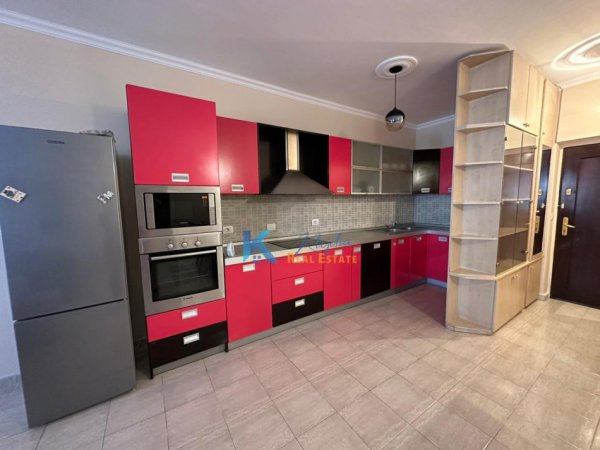 Tirane, jepet me qera apartament 2+1 Kati 3, 110 m² 700 € (Rruga e Durresit, afer gjimnazit Qemal Stafa)
