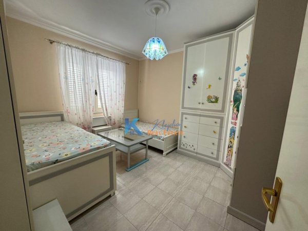 Tirane, jepet me qera apartament 2+1 Kati 3, 110 m² 700 € (Rruga e Durresit, afer gjimnazit Qemal Stafa)