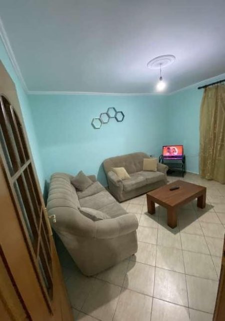 Tirane, jepet me qera apartament 1+1+Ballkon Kati 1, 65 m² 440 € (RRUGA FORTUZI)
