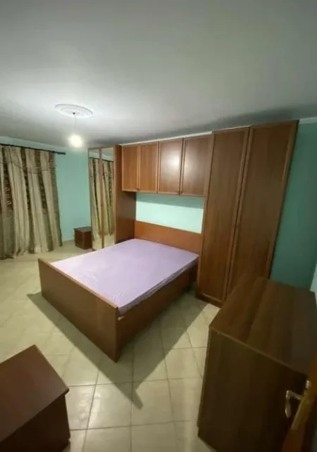 Tirane, jepet me qera apartament 1+1+Ballkon Kati 1, 65 m² 440 € (RRUGA FORTUZI)