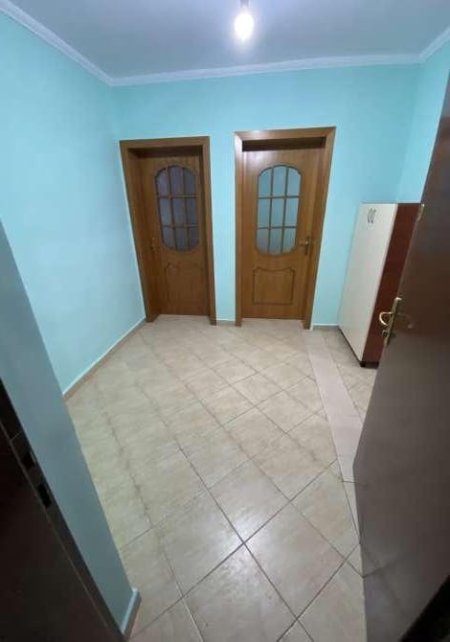 Tirane, jepet me qera apartament 1+1+Ballkon Kati 1, 65 m² 440 € (RRUGA FORTUZI)