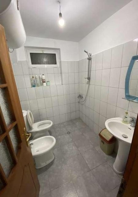 Tirane, jepet me qera apartament 1+1+Ballkon Kati 1, 65 m² 440 € (RRUGA FORTUZI)
