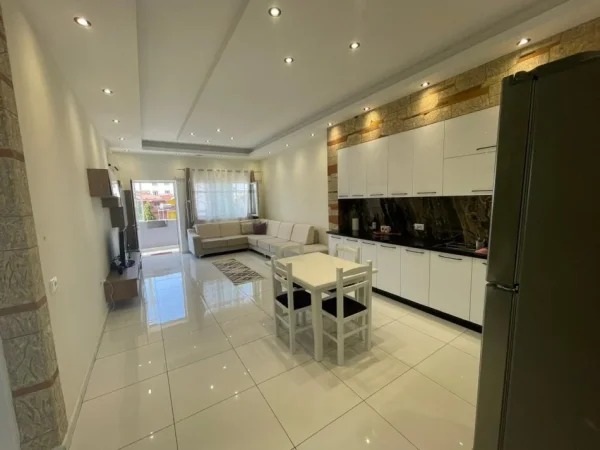 Tirane, jepet me qera apartament 2+1+Ballkon Kati 4, 100 m² 550 € (JORDAN MISJA)