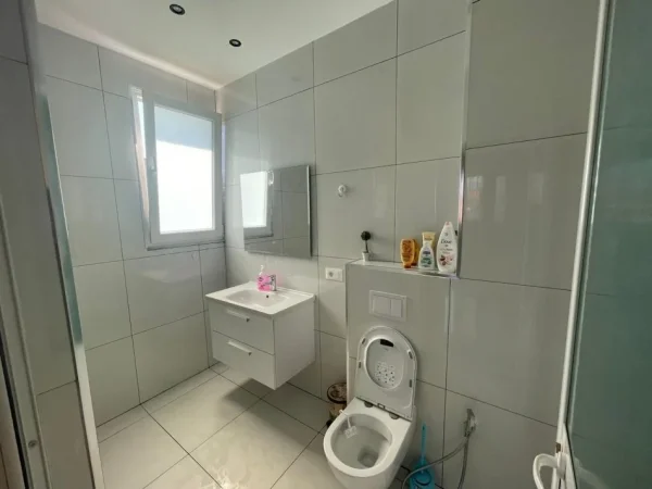 Tirane, jepet me qera apartament 2+1+Ballkon Kati 4, 100 m² 550 € (JORDAN MISJA)