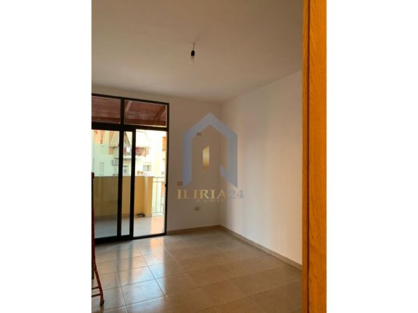 Tirane, jepet me qera apartament 1+1 , 60 m² 350 € (rruga e kavajes)