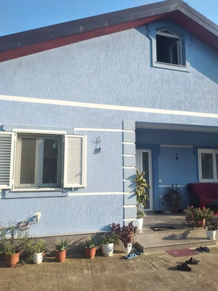 Tirane, shitet shtepi 1 katëshe  3+1 me  145 m² ndërtim dhe 500 m2 truall= 140.000 € (Kamez)