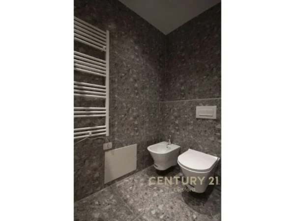 Tirane, jepet me qera apartament 2+1 Kati 7, 98 m² 670 € (Xhamllik)