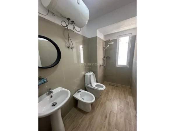 Tirane, jepet me qera apartament 1+1 Kati 1, 90 m² 550 € (Rruga e Elbasanit)