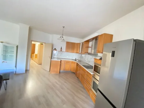 Tirane, jepet me qera apartament 1+1 Kati 2, 80 m² 600 € (Kopshti Zologjik)
