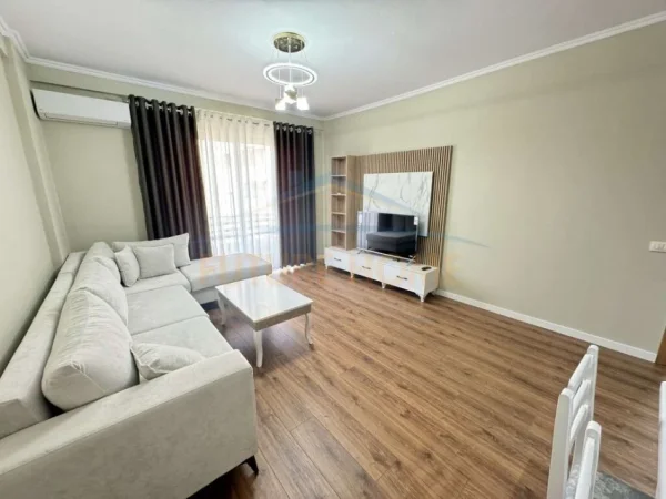 Tirane, jepet me qera apartament 2+1 Kati 7, 101 m² 450 € (UNAZA E RE)