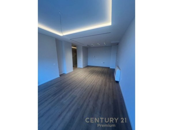 Tirane, jepet me qera apartament 2+1 Kati 6, 111 m² 750 € (Xhamllik)