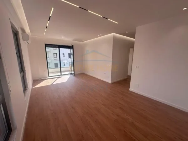 Tirane, shitet 2+1+Ballkon Kati 3, 200,000 € (Porcelan)