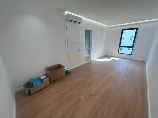 Tirane, shitet 2+1+Ballkon Kati 3, 200,000 € (Porcelan)
