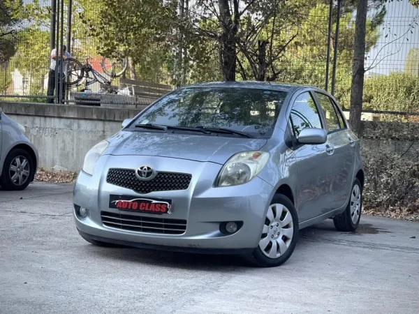 Tirane, shes makine TOYOTA YARIS Benzin, gri metalizato manuale Kondicioner 184.000 km 3.390 €