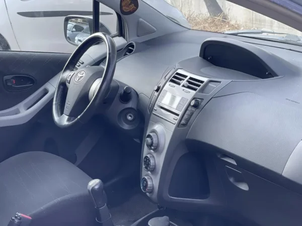 Tirane, shes makine TOYOTA YARIS Benzin, gri metalizato manuale Kondicioner 184.000 km 3.390 €