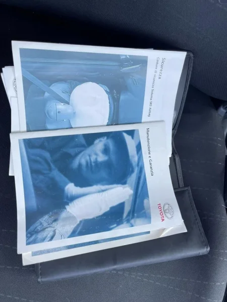 Tirane, shes makine TOYOTA YARIS Benzin, gri metalizato manuale Kondicioner 184.000 km 3.390 €