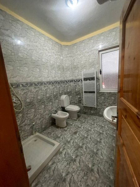 Tirane, jepet me qera apartament 2+1+Ballkon Kati 1, 100 m² 480 € (KOMUNA E PARISIT)