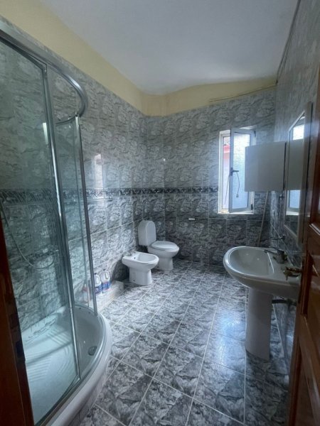 Tirane, jepet me qera apartament 2+1+Ballkon Kati 3, 100 m² 550 € (KOMUNA E PARISIT)