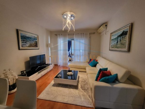 Durres, jepet me qera apartament 2+1+Aneks+Ballkon Kati 4, 100 m² 800 € (RRuga Taulantia , Vollga)
