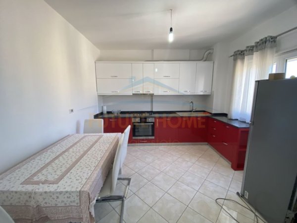 Durres, jepet me qera apartament 3+1+Ballkon Kati 7, 130 m² 600 € (Prane rruga Taulantia , Vollga)
