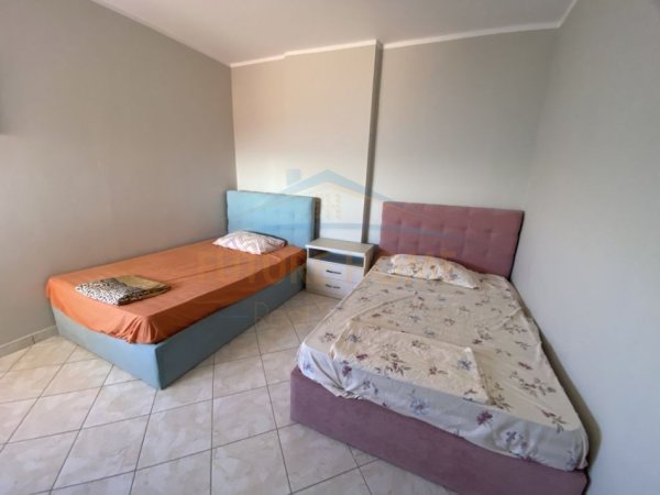 Durres, jepet me qera apartament 3+1+Ballkon Kati 7, 130 m² 600 € (Prane rruga Taulantia , Vollga)
