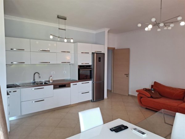 Tirane, jepet me qera apartament 2+1 Kati 4, 110 m² 700 € (Liqeni i Thate)