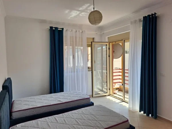 Tirane, jepet me qera apartament 2+1 Kati 4, 110 m² 1000 € (Liqeni i Thate)