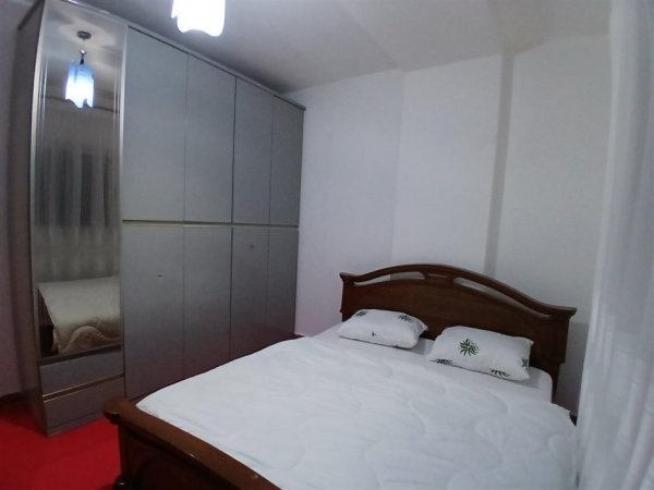 Tirane, jepet me qera apartament 2+1 Kati 3, 90 m² 480 € (Laprake)