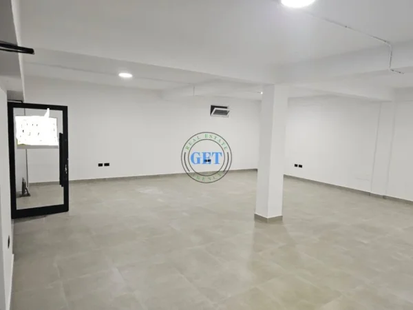 Durres, jepet me qera dyqan Kati 0, 86 m² 1.500 € (Rruga e Portit, Durres)