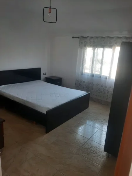 Tirane, jepet me qera apartament 2+1 Kati 3, 380 m² 380 € (Kombinat)