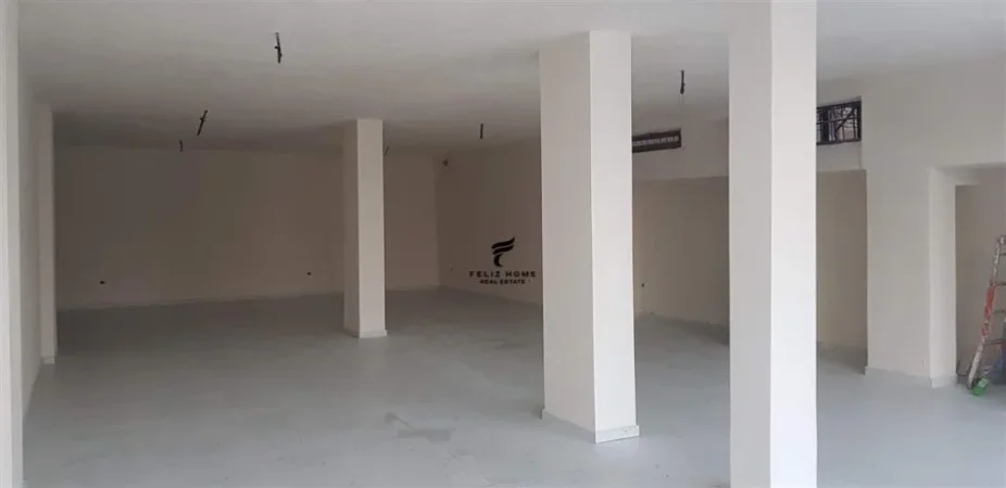 Tirane, jepet me qera dyqan Kati 0, 145 m² 1.500 € (BRRYLI)