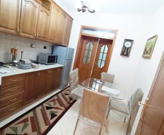 Tirane, jepet me qera apartament 2+1+Ballkon , 650 € (STadiumi Dinamo)