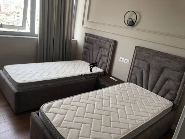 Tirane, jepet me qera apartament 2+1+Ballkon Kati 8, 100 m² 800 € (ISH PARKU)