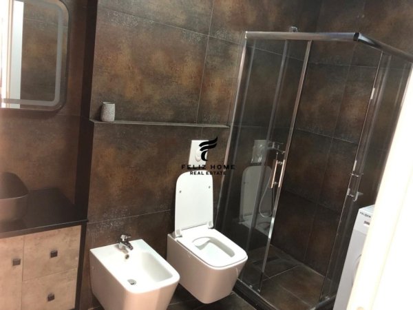 Tirane, jepet me qera apartament 2+1+Ballkon Kati 8, 100 m² 800 € (ISH PARKU)
