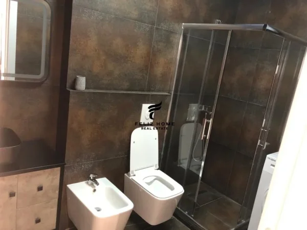 Tirane, jepet me qera apartament 2+1+Ballkon Kati 8, 100 m² 800 € (ISH PARKU)