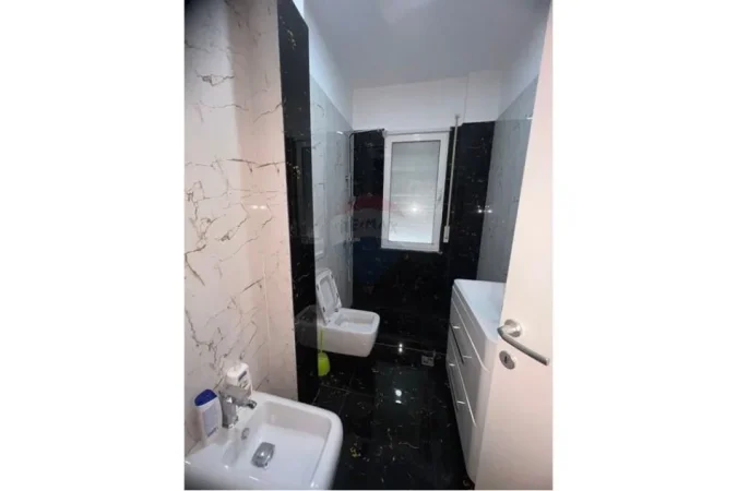 Tirane, jepet me qera apartament 3+1 Kati 6, 103 m² 1.000 € (JEPET ME QERA APARTAMENT 3+1+2 TEK LIQENI I THATE)