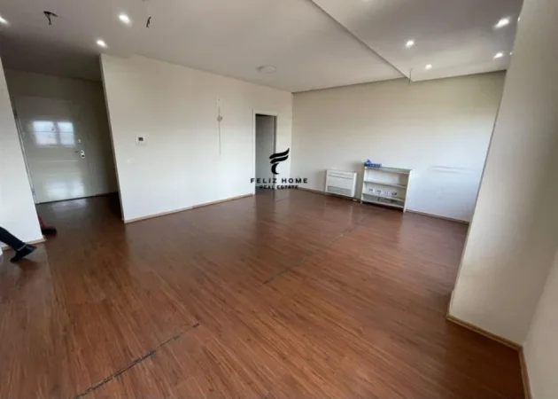 Tirane, jepet me qera zyre Kati 1, 200 m² 2.500 € (STACIONI TRENIT)