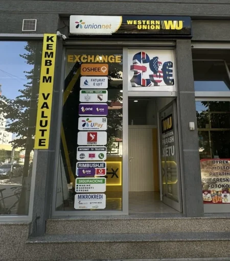 Fier, jepet me qera dyqan Kati 0, 30 m² (RAUF NALLBANI PERBALL SIGURIMEVE SHOQERORE)