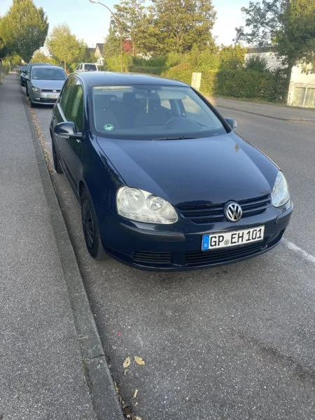 Tirane, shes makine Volkswagen Benzin, blu manuale 2.300 €,wapp +4915252108282