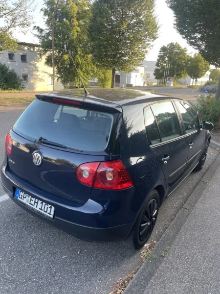 Tirane, shes makine Volkswagen Benzin, blu manuale 2.300 €,wapp +4915252108282