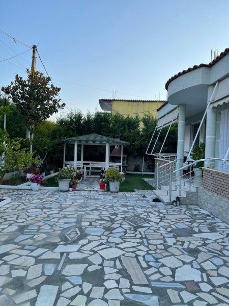 Tirane, shitet shtepi 3+1+Ballkon,Shtëpi 1 katëshe!Super shtëpi me 125 m² ndërtim+550 m2 truall= 160.000 € (Kamez)