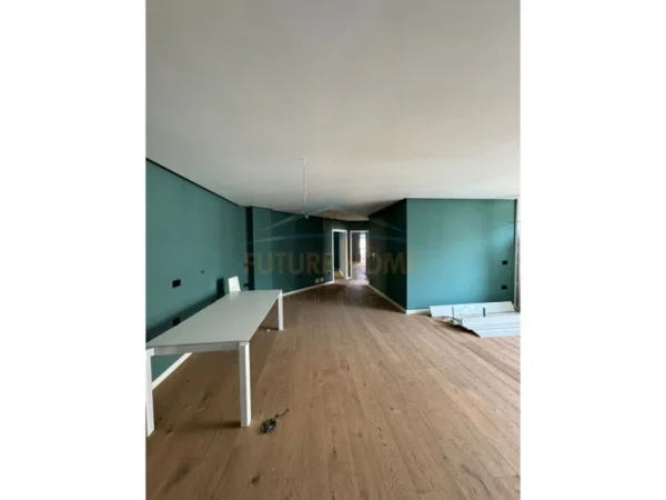 Vlore, shitet apartament 3+1 Kati 8, 180 m² 300.000 € (Bulevardi Ismail Qemali)