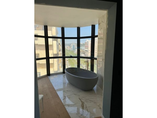 Vlore, shitet apartament 3+1 Kati 8, 180 m² 300.000 € (Bulevardi Ismail Qemali)