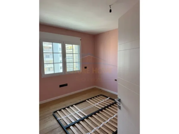 Vlore, shitet apartament 3+1 Kati 8, 180 m² 300.000 € (Bulevardi Ismail Qemali)